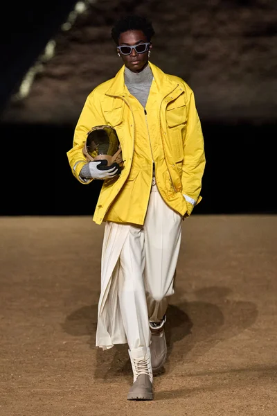 Look 16
